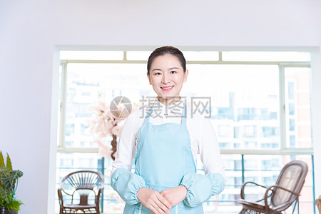 镜头下的专业与温度 女性家政保洁服务的形象摄影艺术