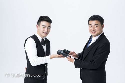 光影服务与数字支付 男服务员的专业瞬间